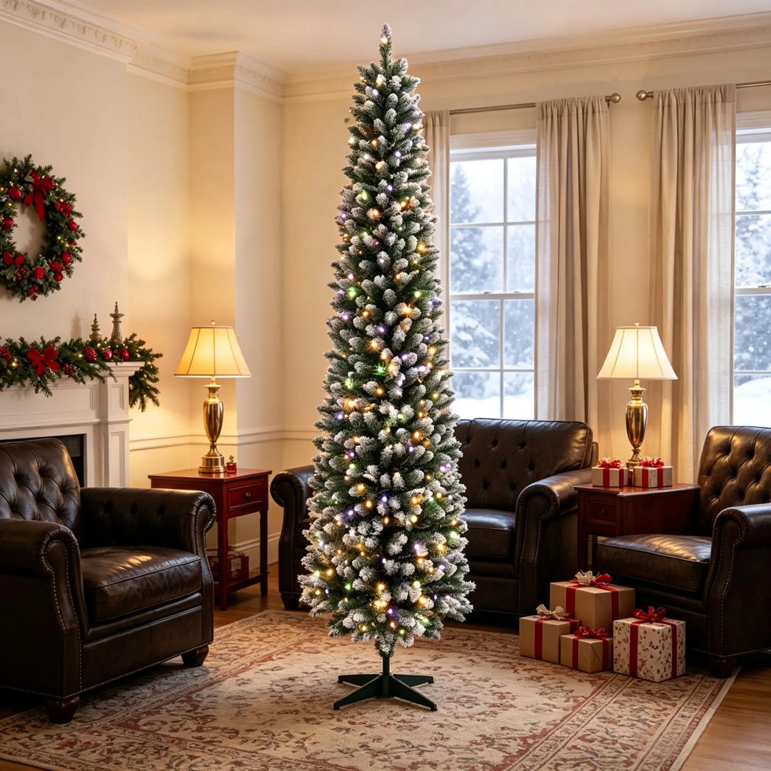 Hoge smalle kerstboom met witte puntjes