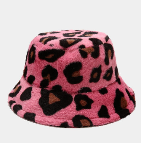 Pluizige bucket hat met koeienprint