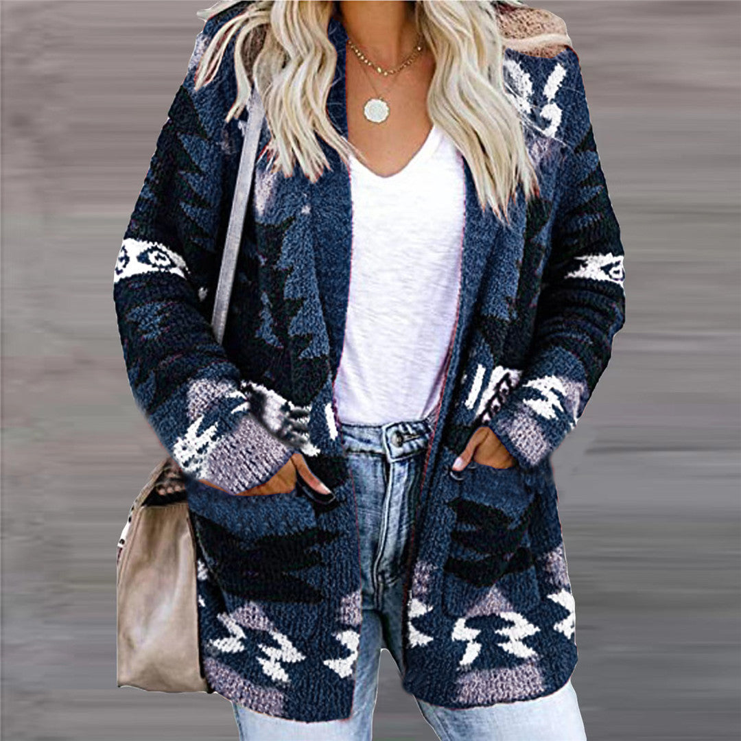 Vrouw in open gebreid vest met patroon