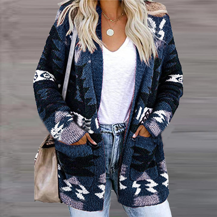 Vrouw in open gebreid vest met patroon