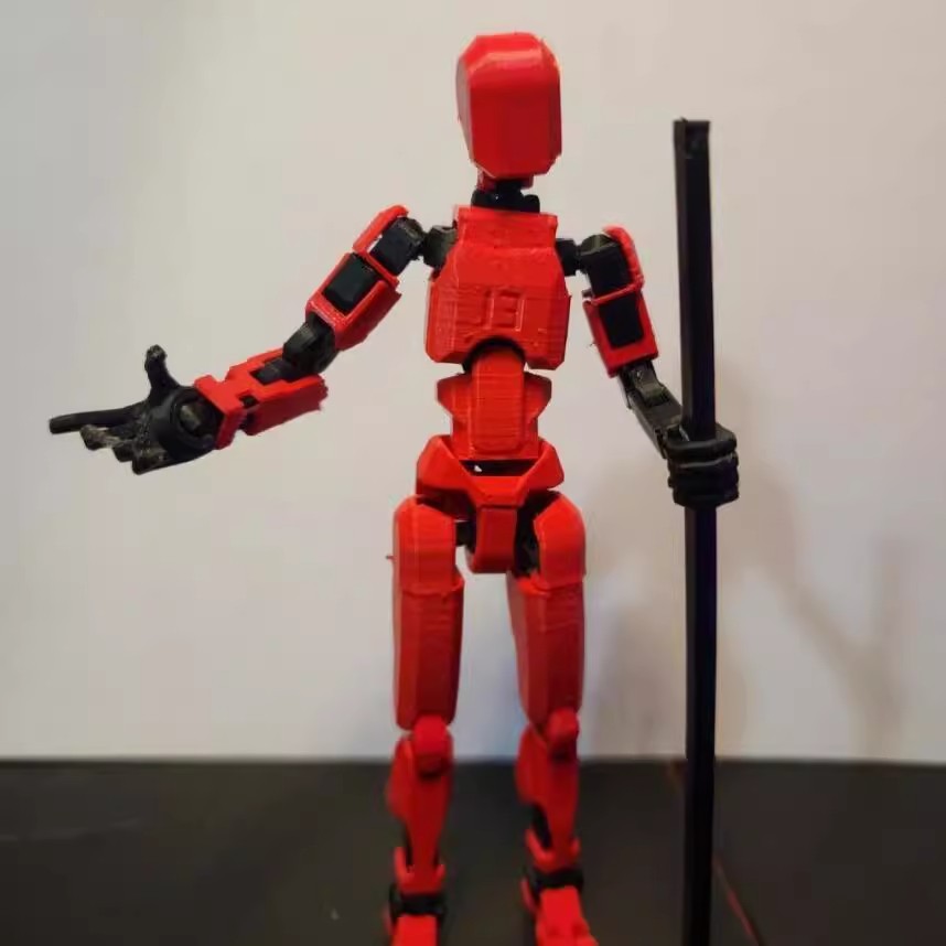 Oranje 3D-geprinte robotfiguur in actiehouding