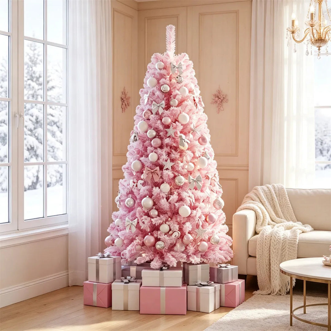 Roze besneeuwde kerstboom met warm licht