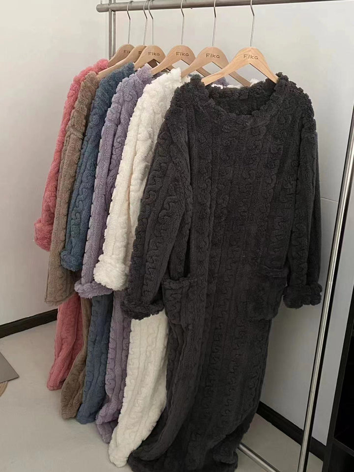 Vrouw in lange fleece nachtjapon
