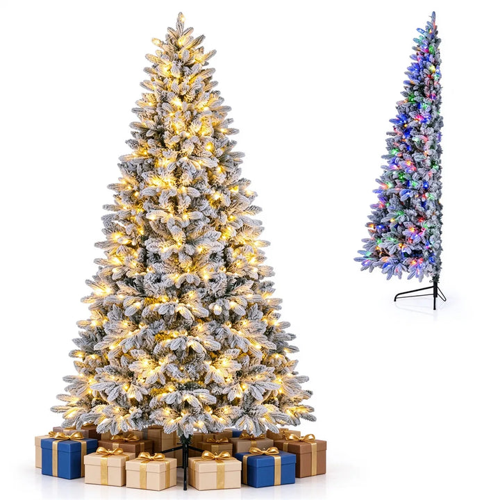 Halve besneeuwde kerstboom tegen de muur
