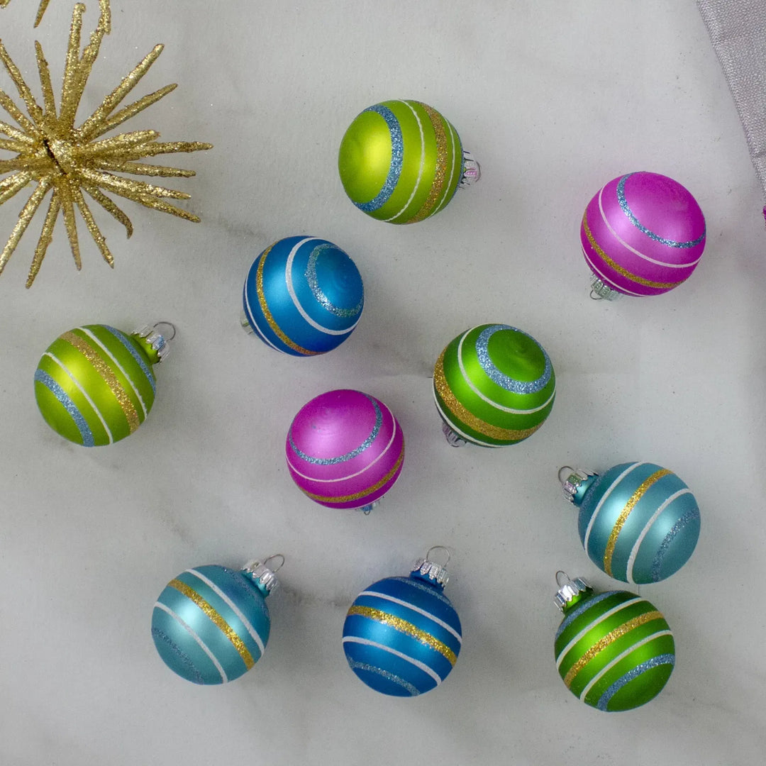 Tien gekleurde matglazen kerstballen