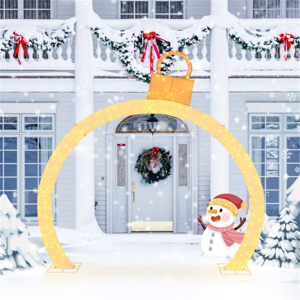Verlichte kerstboog met kerstballen buiten