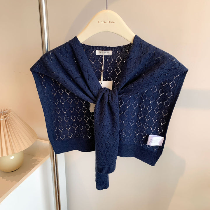 Vrouw met gebreide schouderdoek gestrikt