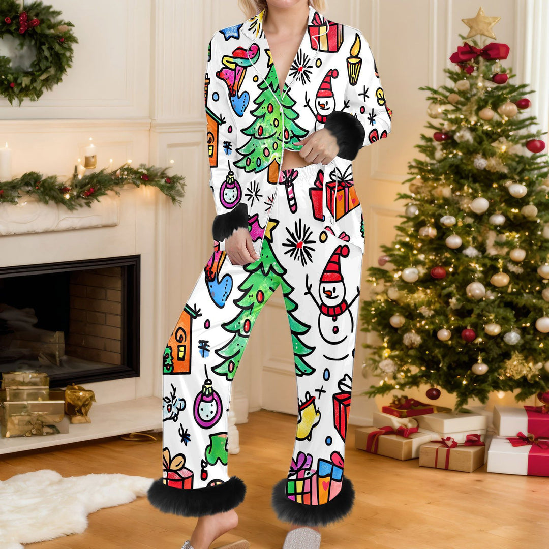 Vrouw in kerstpyjama met bontmanchetten
