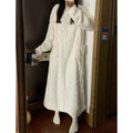 Vrouw in lange fleece nachtjapon