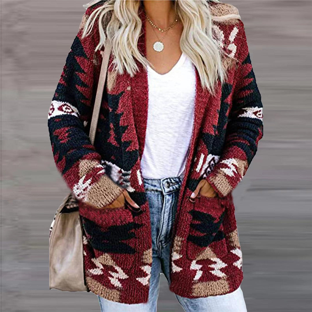 Vrouw in open gebreid vest met patroon