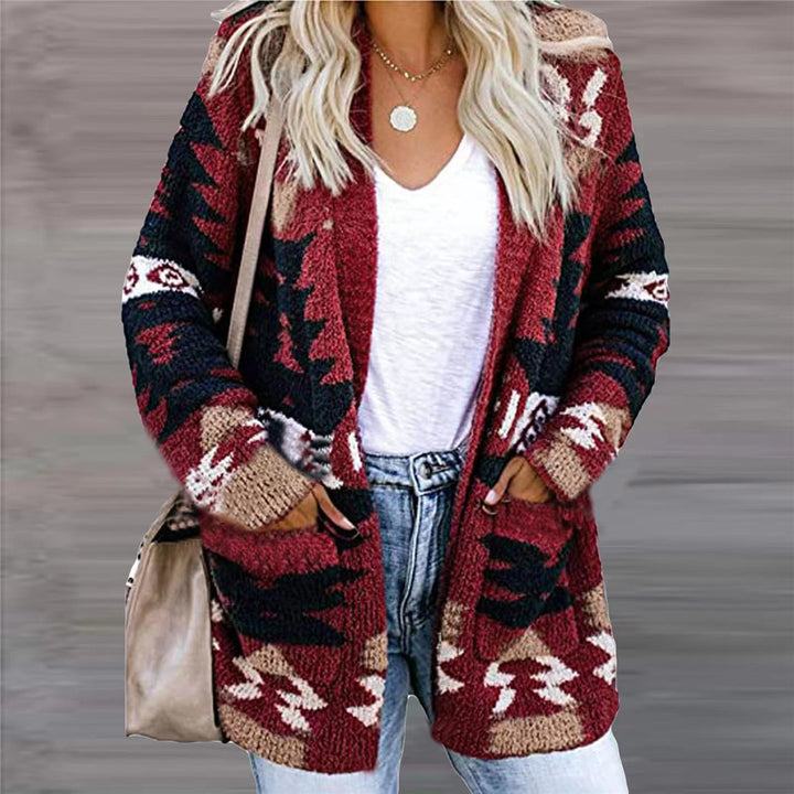Vrouw in open gebreid vest met patroon