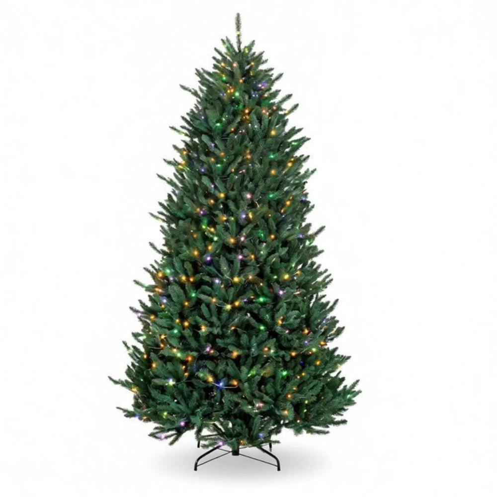 Grote volle kerstboom met lichtjes en voetpedaal