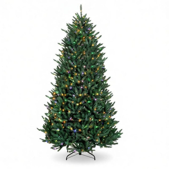 Grote volle kerstboom met lichtjes en voetpedaal
