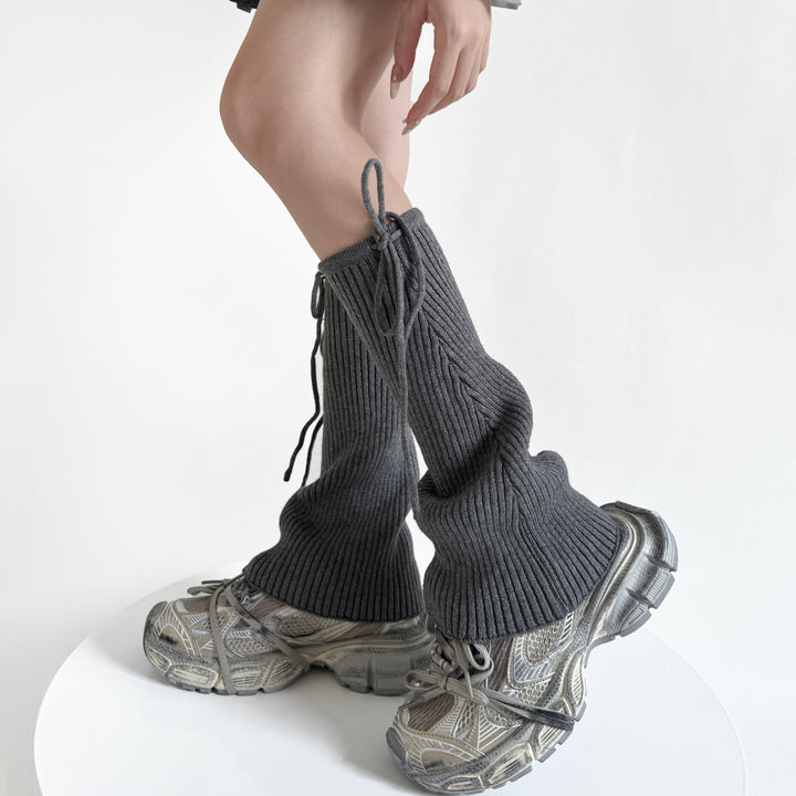 Geribde beenwarmers met strik over schoenen