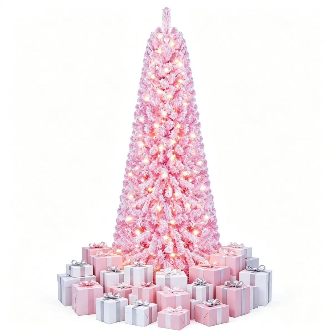 Roze besneeuwde volle kerstboom met lichtjes