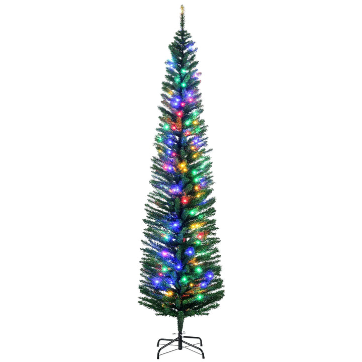 Groene smalle kerstboom met gekleurde lichtjes
