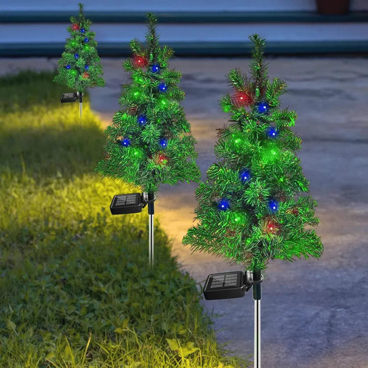 Kerstboompjes op zonne-energie in de tuin