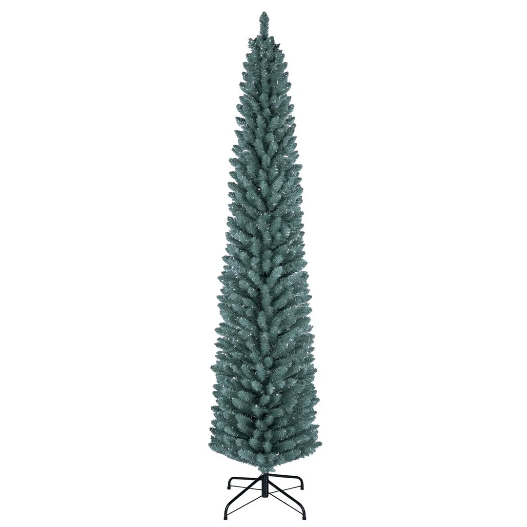Smalle berijpte kerstboom in zilvergroen