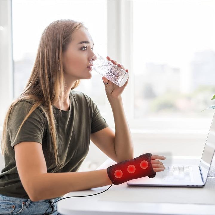 Warmteparadijs™ Elektrisch verwarmde polsbrace met verstelbare band en bediening