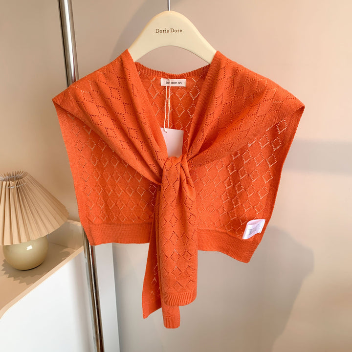 Vrouw met gebreide schouderdoek gestrikt