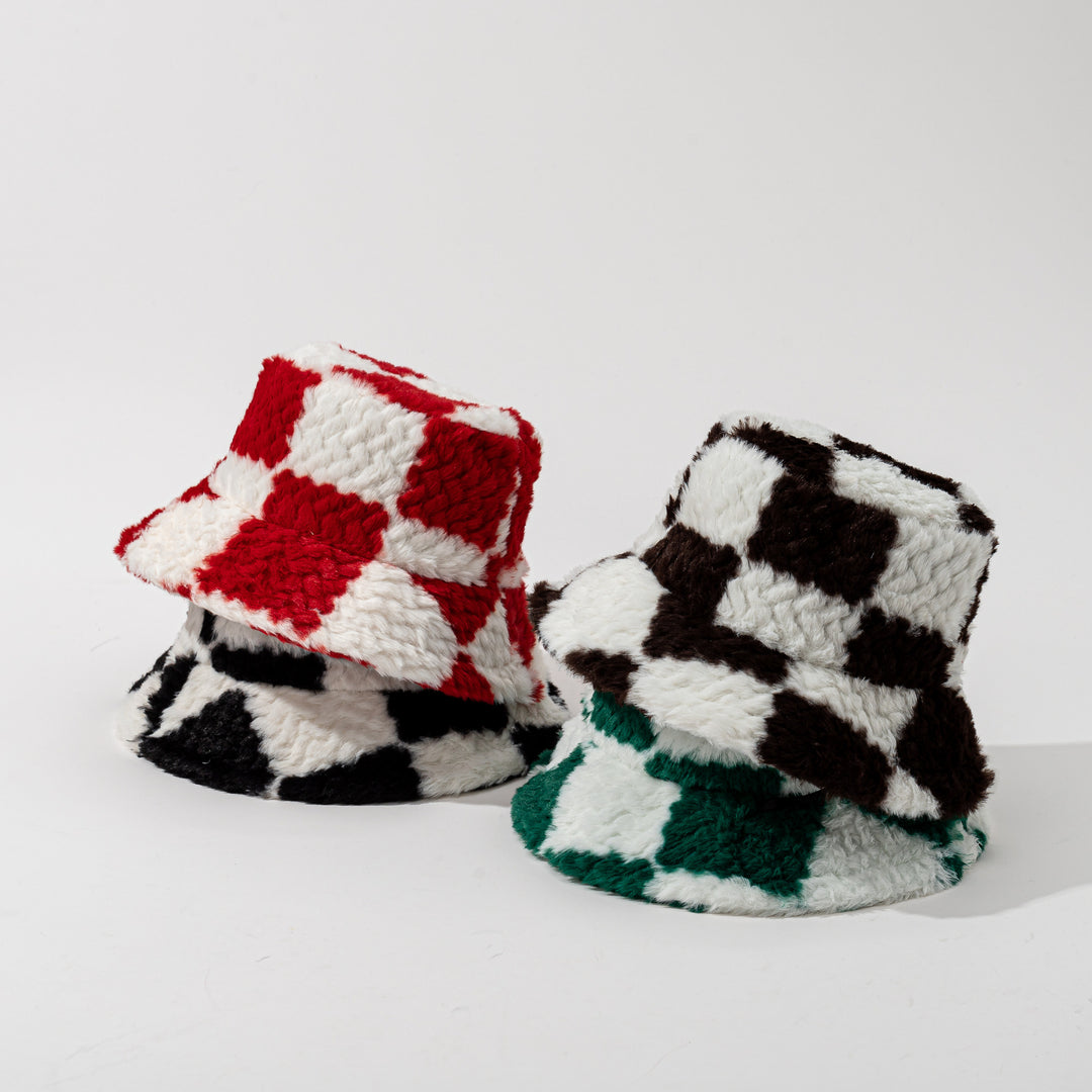 Pluizige bucket hat met dambordpatroon