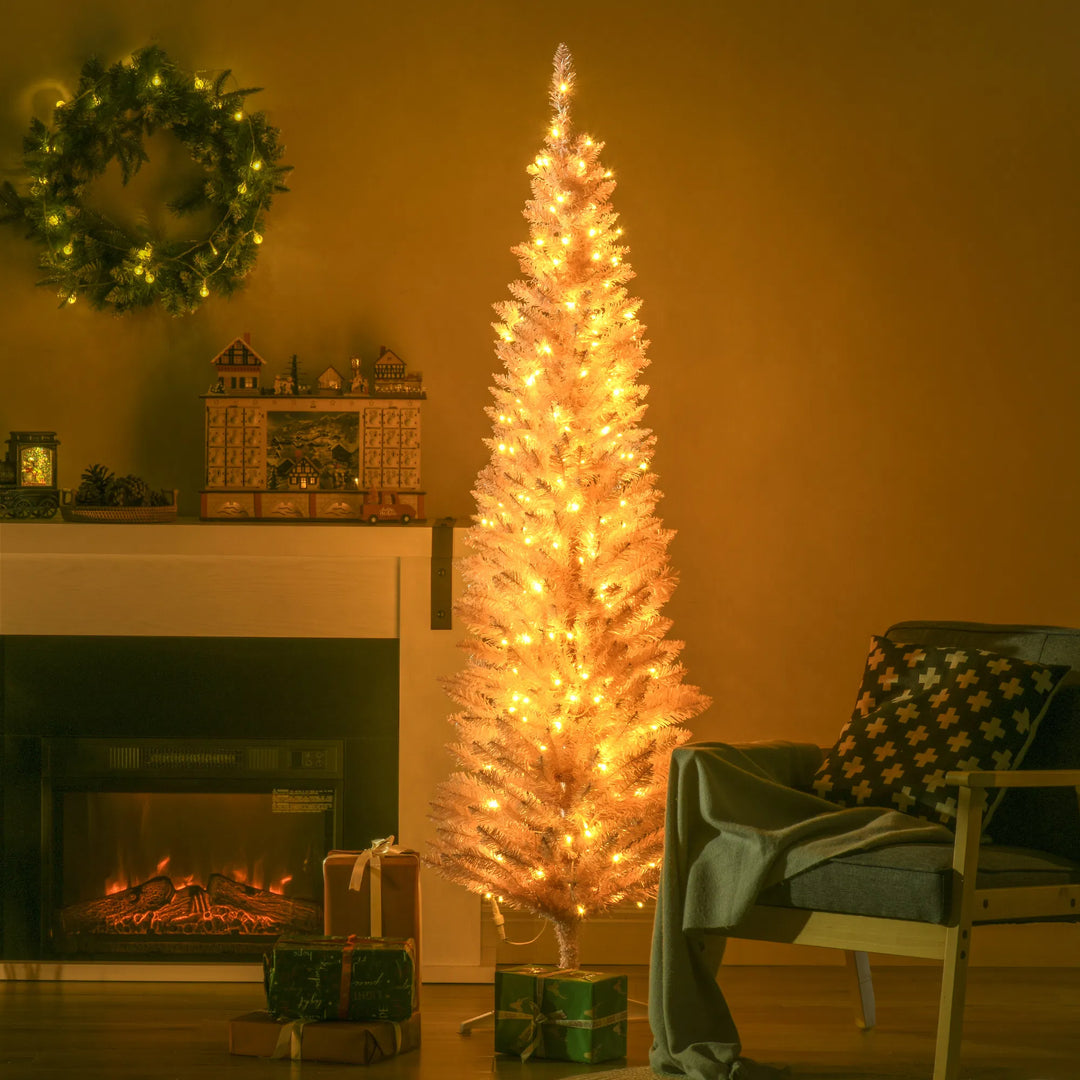 Roze smalle kerstboom vol warmwitte lampjes