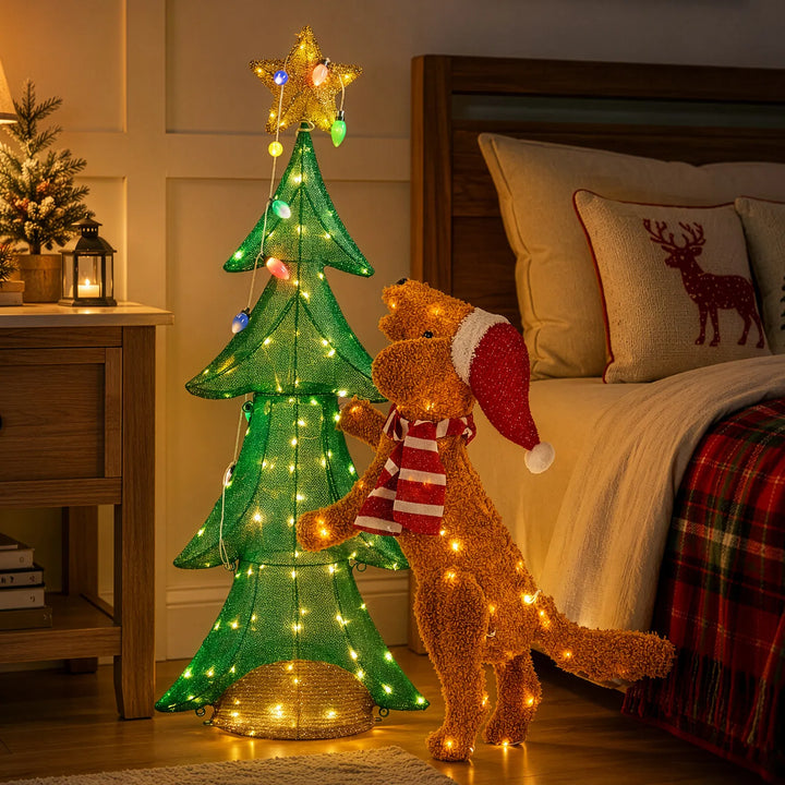 Verlichte kerstboom met klimmende pluchen hond